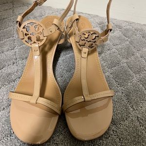 Perfect condition worn twice Tory Burch sandals.